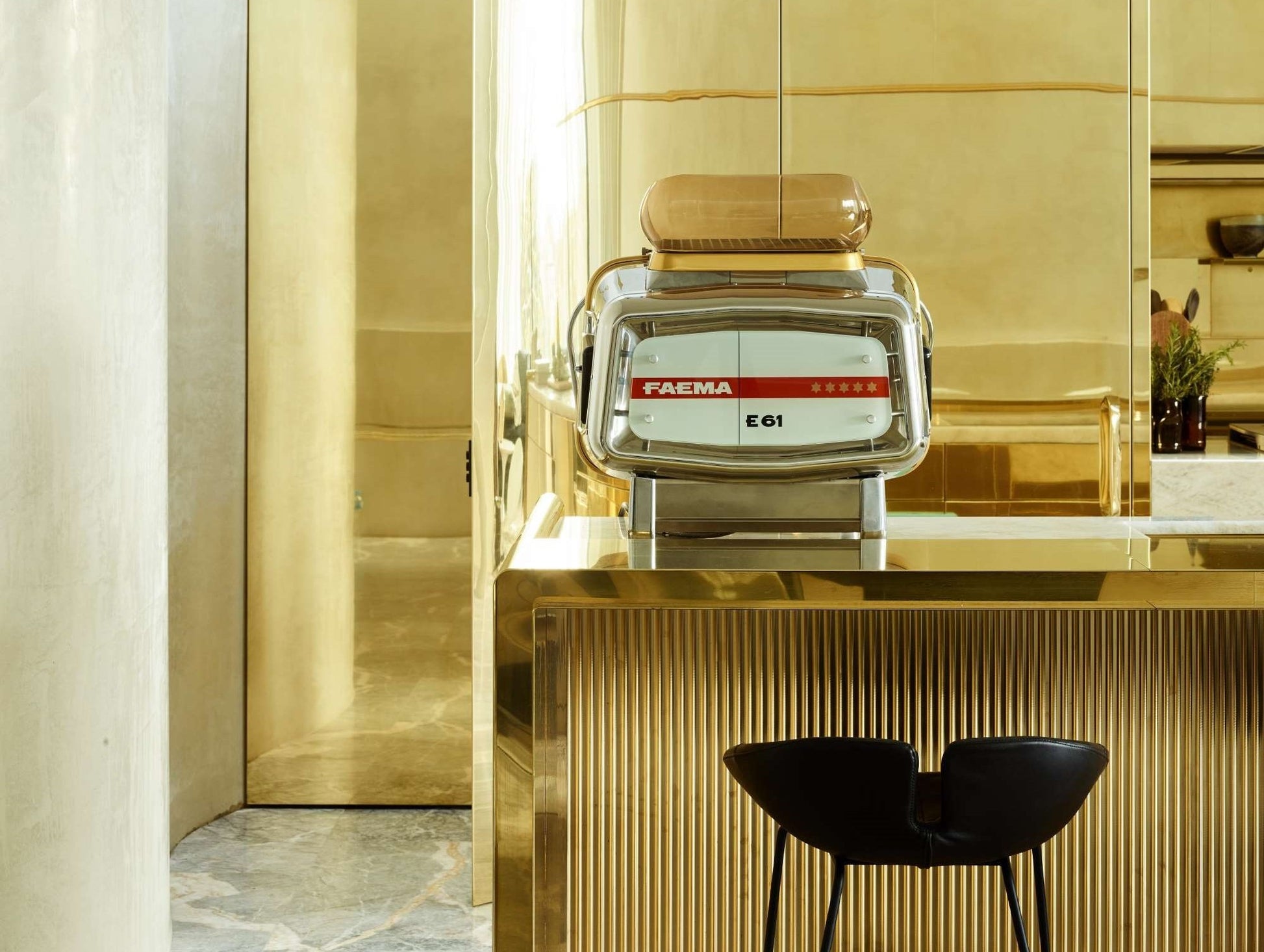 Faema E61 Legend Espresso Machine in a luxurious gold café setting. Luxurious Ambience Café Setup.
Faema E61 Legend in a sleek gold-accented café, combining performance with high-end aesthetics.