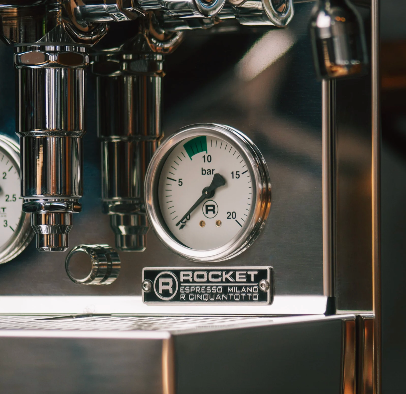 Close-up of Rocket R Cinquantotto R58 espresso machine gauge – precision Italian craftsmanship
Rocket R Cinquantotto R58 Espresso Machine – Precision Pressure Gauge Detail
Detail of the Rocket R Cinquantotto R58 pressure gauge, highlighting Italian precision and craftsmanship.