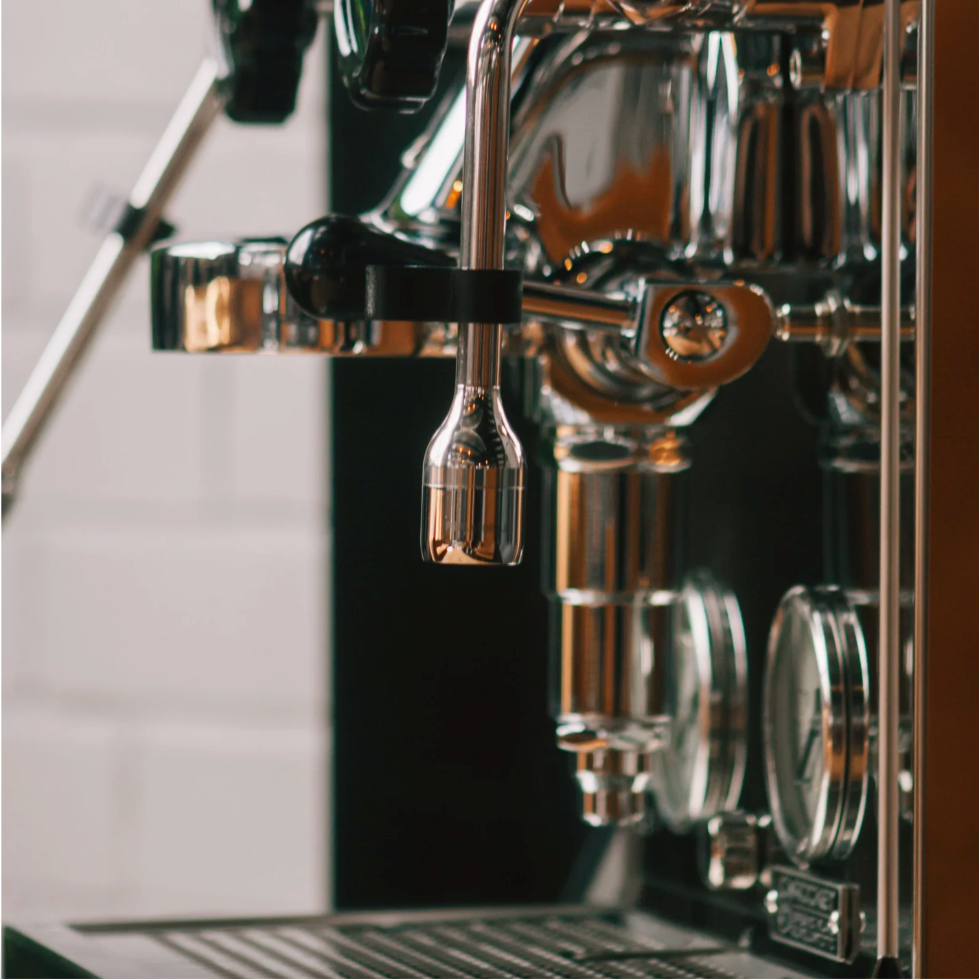 Close-up of Rocket R Cinquantotto R58 espresso machine steam wand – professional frothing for cappuccinos and lattes - Rocket R58 Cinquantotto Espresso Machine – Steam Wand Close-Up.
Close-up of the Rocket R Cinquantotto R58 steam wand, engineered for silky microfoam and professional milk frothing.
